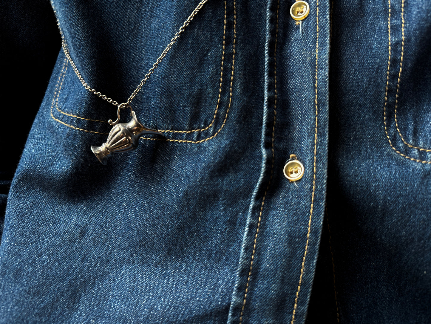 Lot 136: Jug Pendant